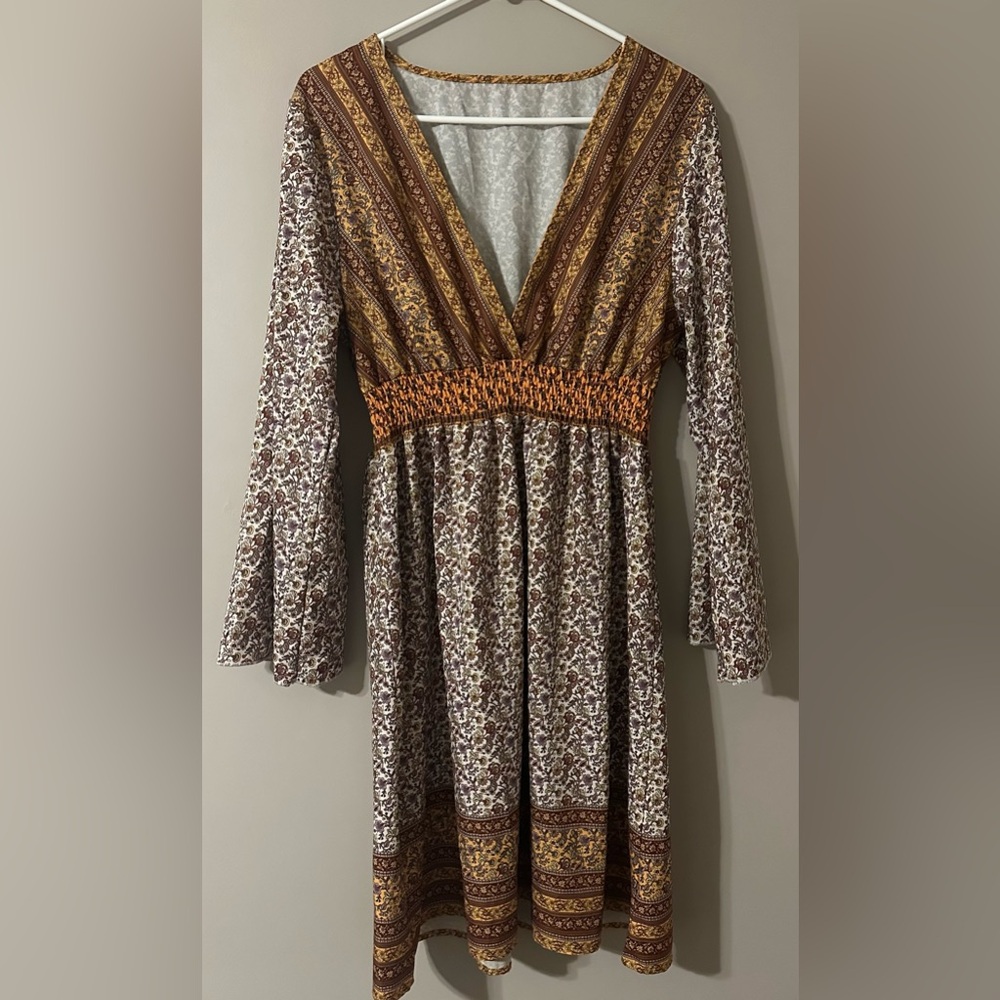 NO BRAND SHOWN size LARGE, boho styled, long full sleeved V-neck floral dress.